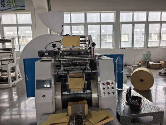 Maszyna do zgrzewania i cięcia torebek Maszyna do produkcji torebek z papieru pakowego o szerokości worka od 420 do 600 mm i ceramicznym wałkiem drukarskim o siatce 400