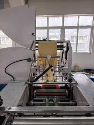 Maszyna do zgrzewania i cięcia torebek Maszyna do produkcji torebek z papieru pakowego o szerokości worka od 420 do 600 mm i ceramicznym wałkiem drukarskim o siatce 400