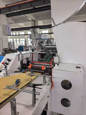 Maszyna do zgrzewania i cięcia torebek Maszyna do produkcji torebek z papieru pakowego o szerokości worka od 420 do 600 mm i ceramicznym wałkiem drukarskim o siatce 400
