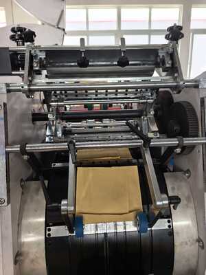 Maszyna do produkcji papierowych toreb na zakupy z drukarką fleksograficzną CMYK 50Hz 60Hz Zasilanie Moc całkowita 15 KW Nadaje się do opakowań na dużą skalę