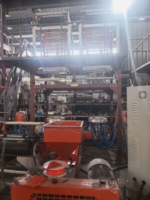 Grubość folii 0,004 do 0,1 mm Elastyczny system wytłaczania folii obejmujący wydajność wytłaczania od 100 do 500 kg na godzinę dla linii do produkcji folii