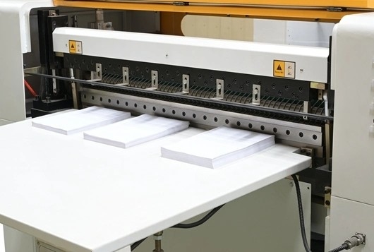 Automatyczna maszyna do wytłaczania 1100 mm Folia aluminiowa 600 mm