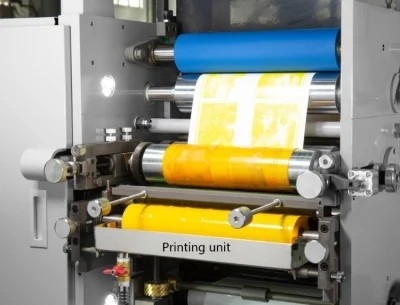 Szybka drukarka etykiet fleksograficznych do naklejek z folii papierowej z laminowaniem lakierem UV, 1-8 kolorowa drukarka etykiet fleksograficznych