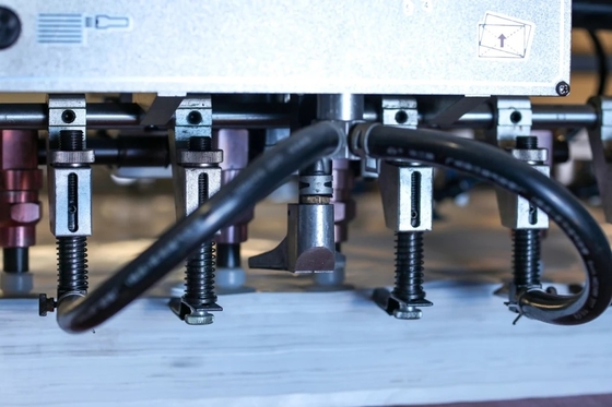 Micro Emboss Machine 220V 380V 440V 415V Automatyczna maszyna do wytłaczania metali