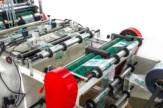 Automatyczna maszyna do produkcji worków z PVC i PE # 120 * 2 szt./min Prędkość # 100-450 mm Szerokość worka # 10-100um Grubość materiału