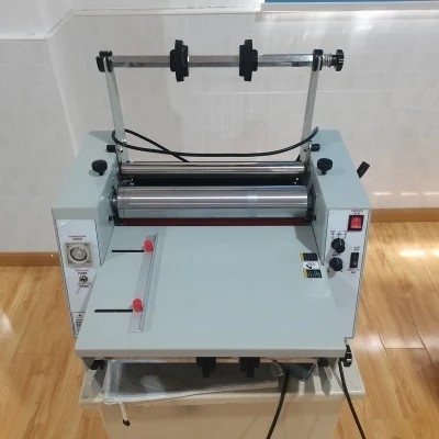 Maszyna do przewijania wzdłużnego OPP 900 mm 5 m / min Laminowanie folii włókninowej